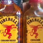 В Иллинойсе подан иск из-за крошечных бутылок Fireball Cinnamon, которые не содержат виски