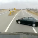 Видео: Водитель легкового автомобиля съехал с обочины и выехал на дорогу перед траком, никак «не предупредив заранее»