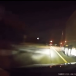 На видео с видеорегистратора попала битва между водителем автомобиля и тракдрайвером, которая похожа на сцену из фильма «Дуэль»