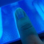 Ультрафиолетовый свет от сушилки для ногтей может повреждать клетки, что приводит к раку
