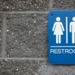 Законодатели Иллинойса продвигают меру, которая позволила бы сделать некоторые туалеты в Иллинойсе гендерно-нейтральными