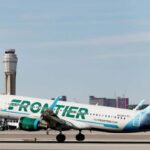 Frontier Airlines будет бесплатно размещать детей и родителей вместе в салоне самолета