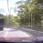 Видео: тракдрайвер сталкивает внедорожник с извилистой горной дороги