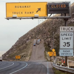 CHP предупреждает тракдрайверов о важности соблюдения правил после того, как трак почти доехал до конца полосы аварийного торможения на I-5