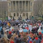 Отдельные демонстрации за и против абортов прошли на улицах за пределами столицы Иллинойса