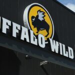 Мужчина подал в суд на Buffalo Wild Wings из-за бескостных крылышек, утверждая, что они больше похожи на наггетсы