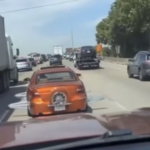 Видео: Водитель автомобиля с выпирающими дисками в стиле «Безумного Макса» мешает движению транспорта и виляет по нескольким полосам движения