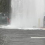 Водитель сбил пожарный гидрант, что вызвало фонтан воды и оползни