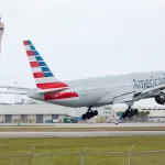 American Airlines теперь будет взимать плату с пассажиров эконом-класса за регистрацию багажа