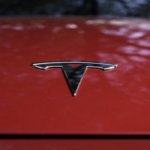 Автомобиль Tesla на автопилоте врезался в рабочий трак, направляющий движение в зоне строительства