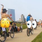 Голый велопробег World Naked Bike Ride захватывает Висконсин и Иллинойс