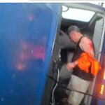 Видео: охотник за штормами помогает тракдрайверу после того, как торнадо перевернул трак в Хок-Спрингс, штат Вайоминг