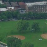 На бейсбольном поле в Uptown найден труп мужчины с ножевыми ранениями