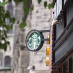 Starbucks должна выплатить еще 2,7 млн. долларов сотруднице, которая заявила, что ее уволили за то, что она белая