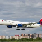 Самолету компании Delta пришлось развернуться спустя 8 часов полета, так как у пассажира случилась диарея. В результате самолету потребовалась полная очистка и дезинфекция