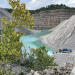 Водолазы извлекли тело водителя самосвала, упавшего на дно карьера в Индиане