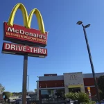 Женщина подала в суд на McDonald’s после того, как обожглась горячим кофе, купленном в одном из заведений