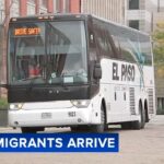 Мигранты в Чикаго: Городские власти пытаются найти свободные места, поскольку на этой неделе ожидается прибытие по меньшей мере 14 автобусов