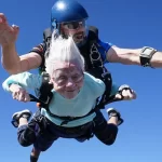 104-летняя жительница Чикаго прыгает с парашютом с самолета, стремясь побить рекорд старейшего парашютиста в мире