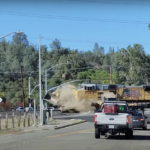 Видео: поезд Union Pacific врезается в трак, перевозящий технику Caterpillar