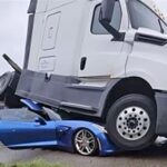 В Луизиане 18-колесный трак раздавил Corvette. Водитель автомобиля выжил