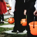 Опрос, посвященный раздаче конфет на Хэллоуин, показывает, какие сладости на самом деле хотят получить дети