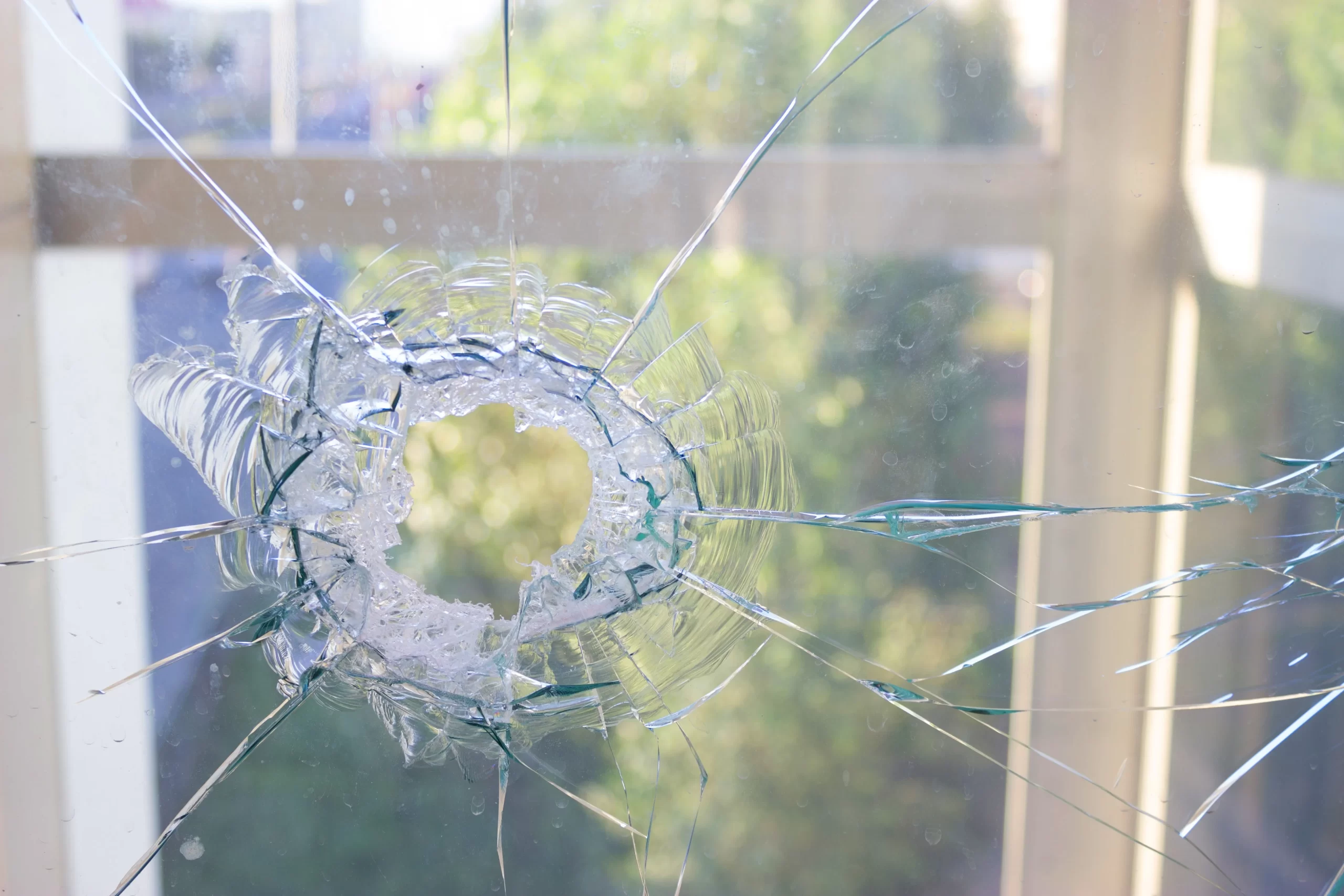 Разбил окно звук. Разбитое окно. Разбитое пластиковое окно. Разбитое окно в квартире. Разбитое стекло в окне.