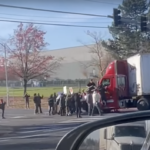 Видео: В Портленде толпа протестующих окружила трак