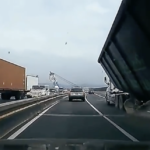 Видео: Трак чуть не раздавил автомобиль в лепешку