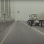 Видео: Из-за заглохшего на мосту пикапа водителю цементовоза приходится совершить безумный маневр, чтобы избежать столкновения