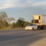 Видео: полностью электрический автомобиль Tesla буксирует Reefer в Техасе