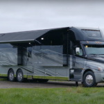 Видео переносит вас внутрь автодома Renegade, построенного на базе Freightliner Cascadia