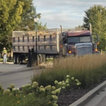 Городские власти говорят, что скорее уберут центральные островки с городской площади, чем будут обвинять тракдрайверов в том, что они наносят ущерб