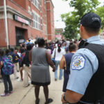 Совет по образованию Чикаго хочет убрать полицию из средних школ города