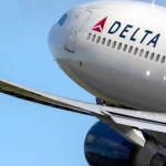 Рейс Delta Air Lines развернули из-за опарышей, падавших на пассажиров экономкласса с верхней багажной полки