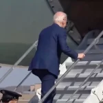 Президент Байден дважды споткнулся при посадке на свой лайнер Air Force One