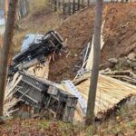 В Западной Вирджинии трак, перевозивший пиломатериалы, упал с холма. Тракдрайвера разыскивают