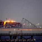 В Балтиморе обрушился автомобильный мост, в опору которого врезалось грузовое судно. По меньшей мере семь человек пропали без вести