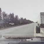 Видео: Трак с трейлером теряет сдвоенные шины прямо на глазах у полицейского