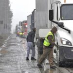 Из-за сильной снежной бури была закрыта часть I-80. На видео с дрона можно увидеть участок дороги с застрявшими траками протяженностью несколько миль