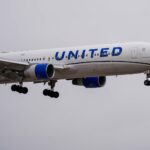 Рейс United Airlines, направлявшийся в Чикаго, совершил посадку в Ирландии после того, как ноутбук пассажира застрял в сиденье бизнес-класса