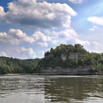 Вандалы разрисовали древнюю скалу в Starved Rock State Park в Иллинойсе