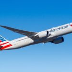 Женщина винит American Airlines в сильной турбулентности во время полета в Чикаго, в результате которой она сломала ключицу и ребра