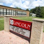 14-летний ученик Lincoln Middle School в Mount Prospect выкладывал фото с оружием и угрозами в адрес школы