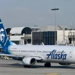 Пассажирка Alaska Airlines открыла аварийный выход и вышла на крыло самолёта после посадки