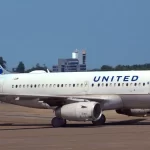 Пассажир бизнес-класса United Airlines получил пожизненный запрет на полёты с авиакомпанией после инцидента с мочеиспусканием на борту