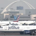 Пара из Калифорнии обвинила авиакомпанию JetBlue в небрежности: огромный кусок льда, упавший с одного из самолётов, пробил потолок их спальни