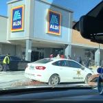 Видео: полицейский достает койота из холодильника магазина Aldi в Чикаго