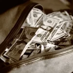 В пригороде Чикаго из грузовика Brinks выпали мешки с наличными: толпа унесла $300 000