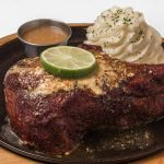 В Perry’s Steakhouse & Grille в эту пятницу подадут свиные отбивные всего за $0.79